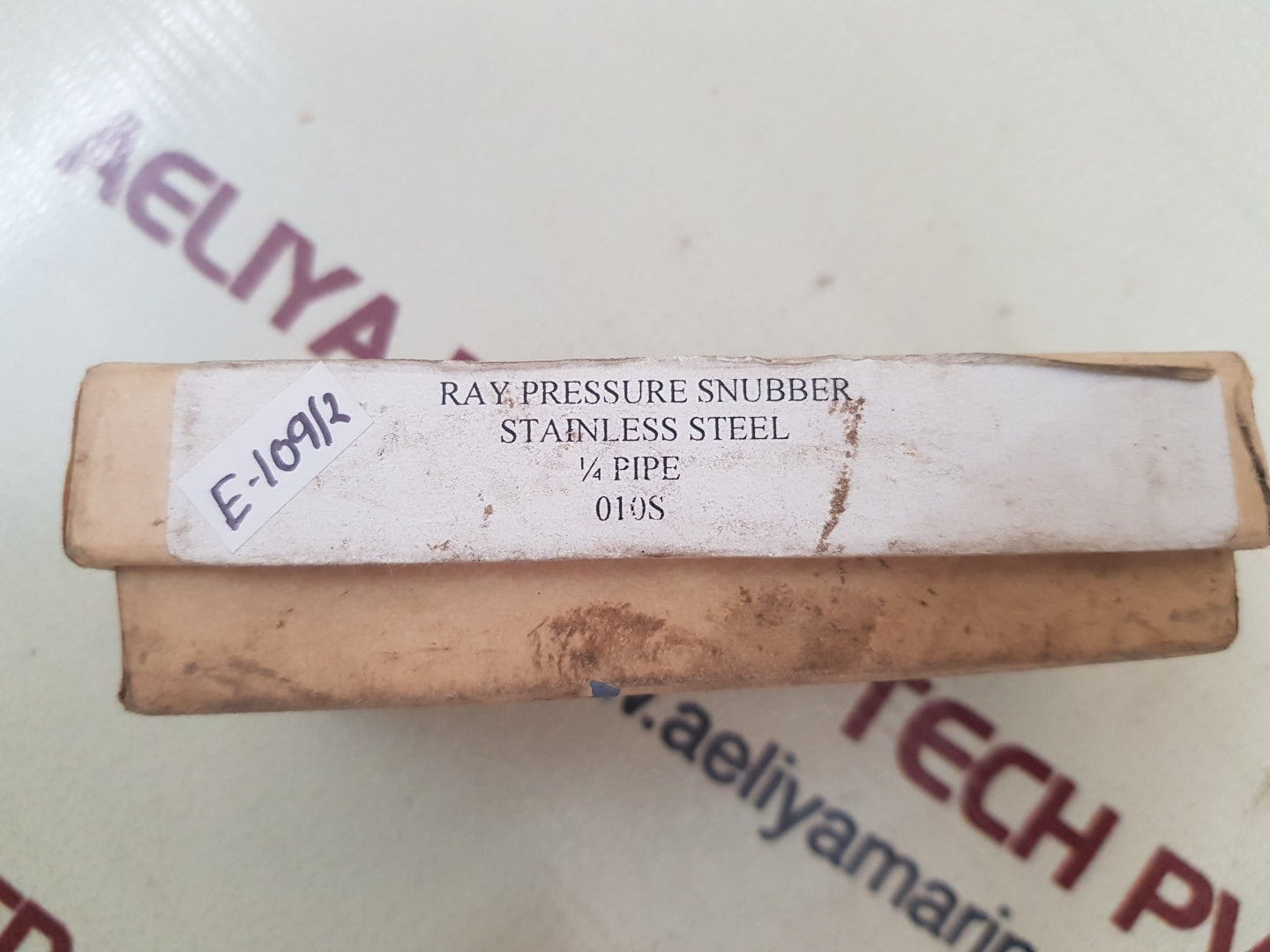 One Ray 1/4 pipe stainless steel pressure snubber 010s