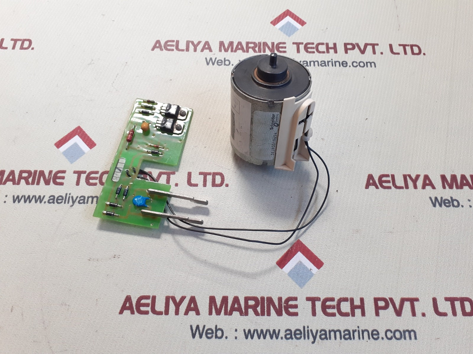 Schneider electric 685 679 undervoltage release for masterpact circuit breaker (50/60hz)