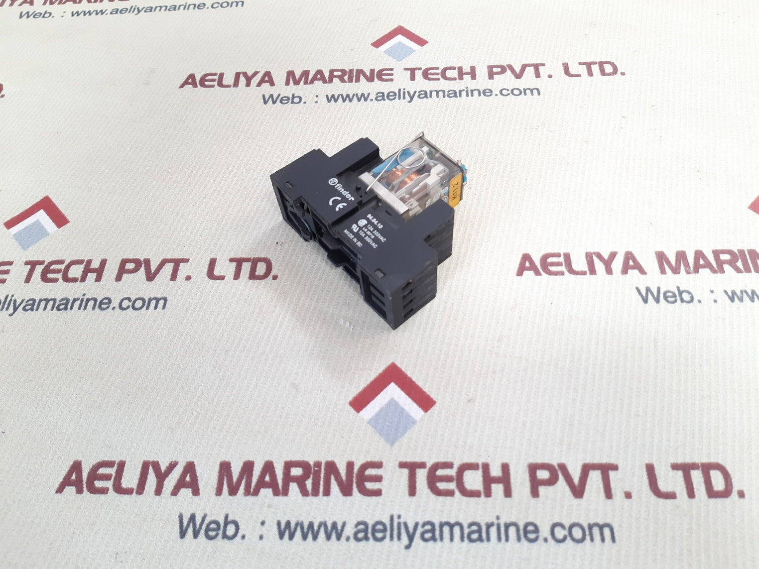 Finder 55.34.9.024.0090 relay base socket