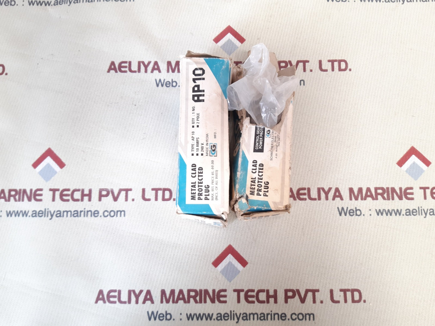 Set of 13x Schneider electric ap 10 metal clad protected plug 