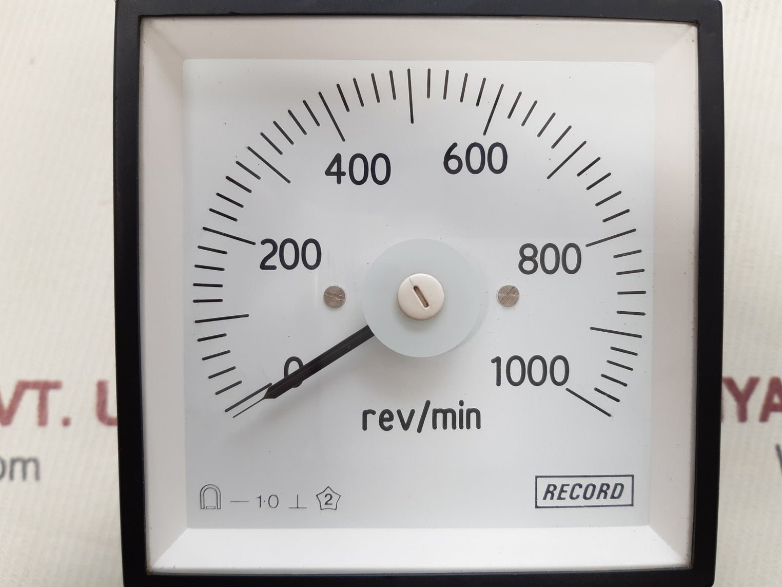Record 0-1000 rev/min analogue meter