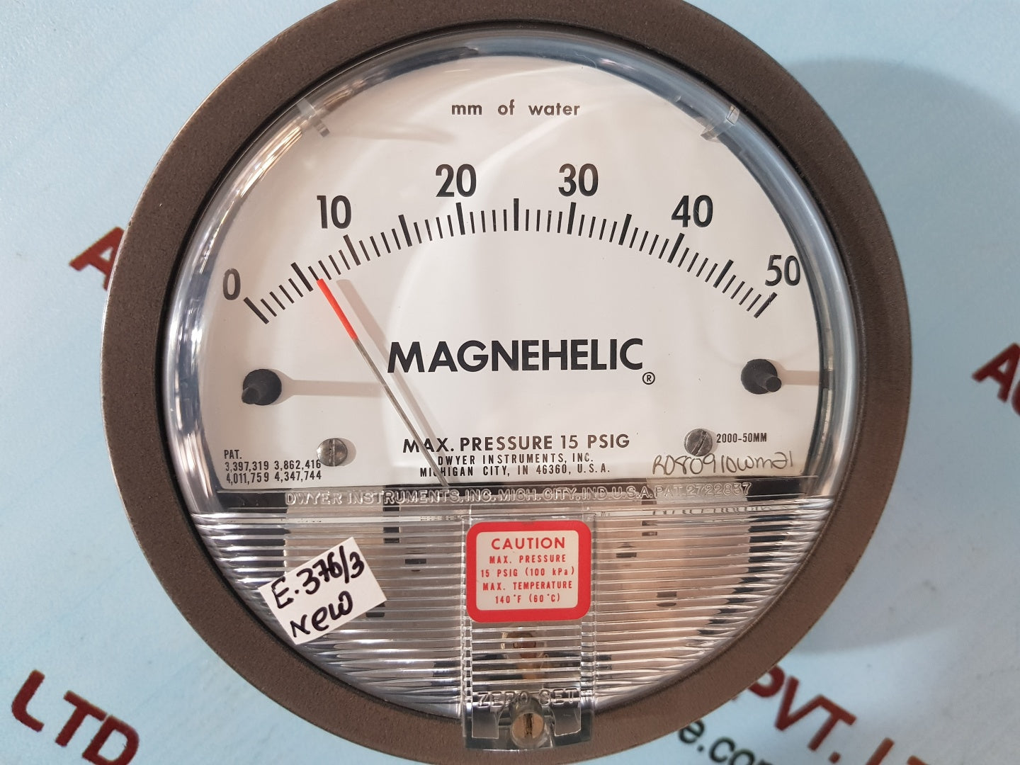 Dwyer magnehelic differential pressure gauge