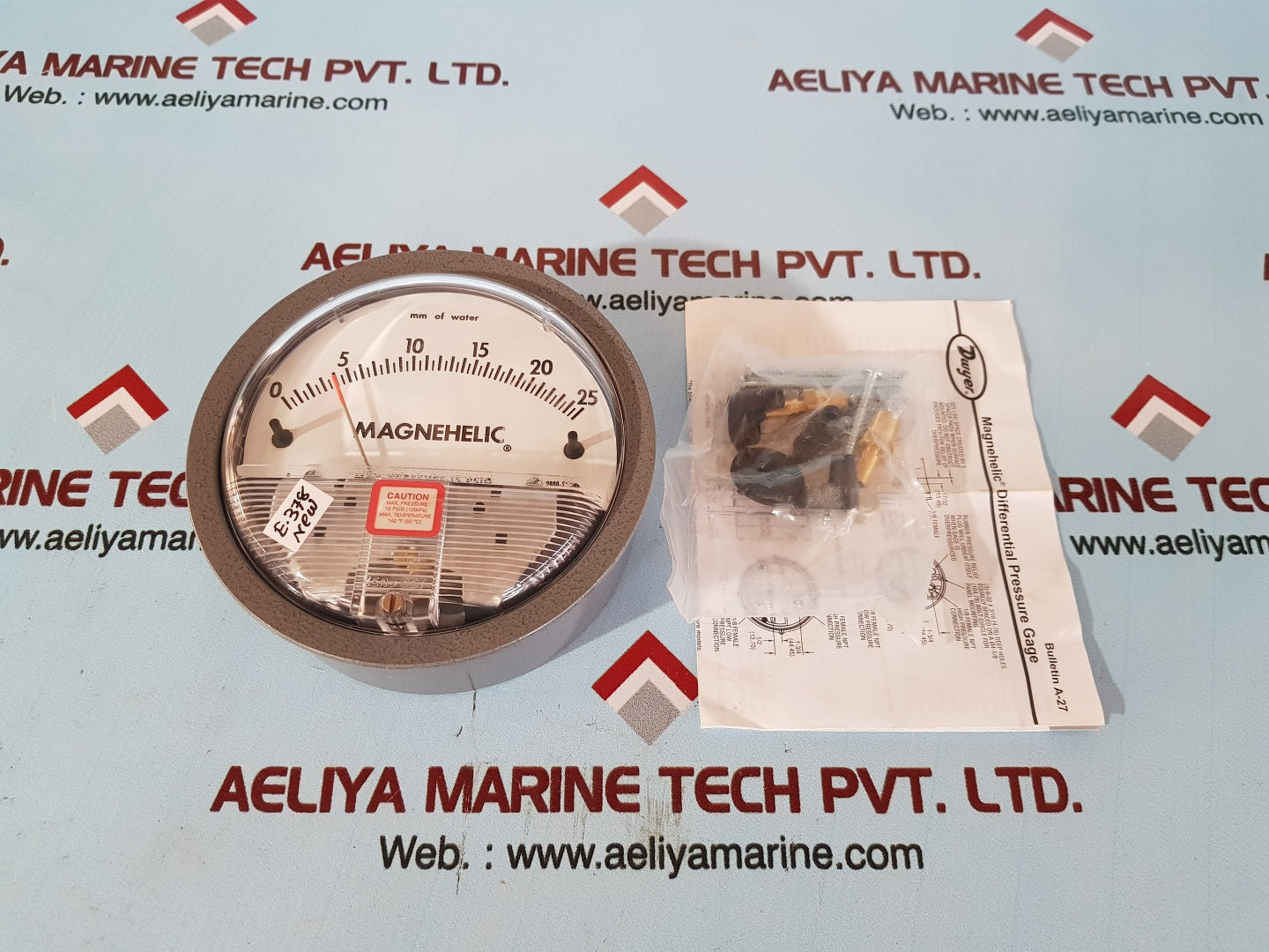 Dwyer magnehelic differential pressure gauge 2000-25mm