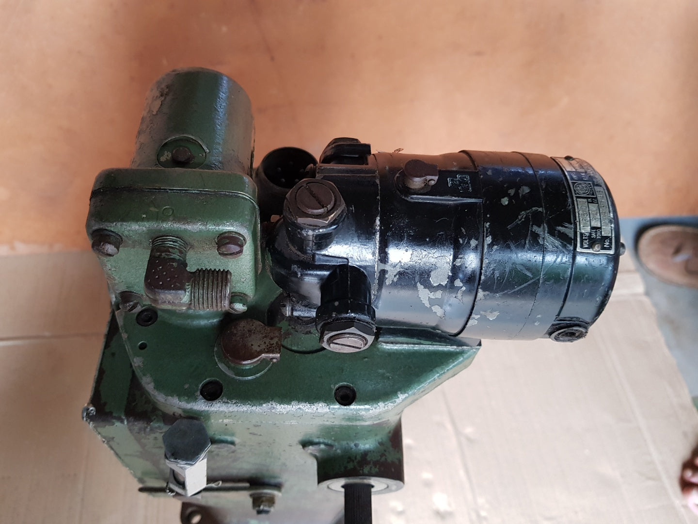 Woodward ug-8 8522-300 governor r.p.m. 1075-1650 125dc