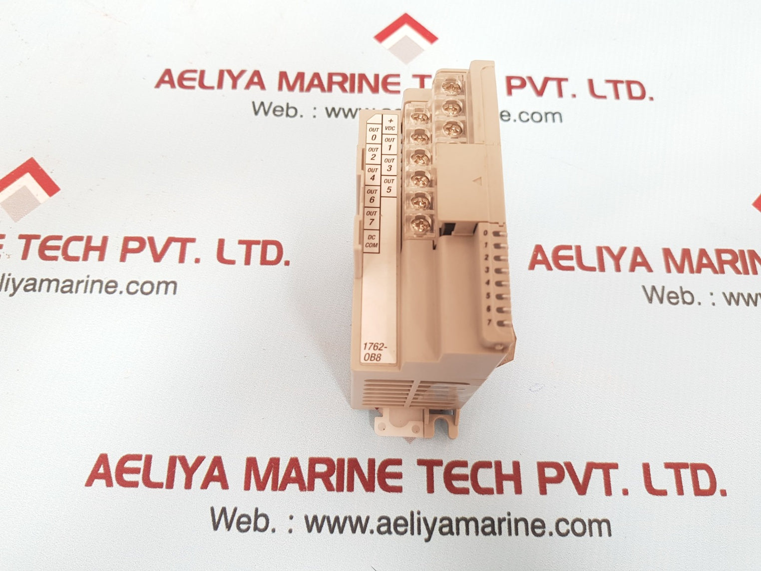 Allen-bradley 1762-0b8 micrologix  24vdc source output module 