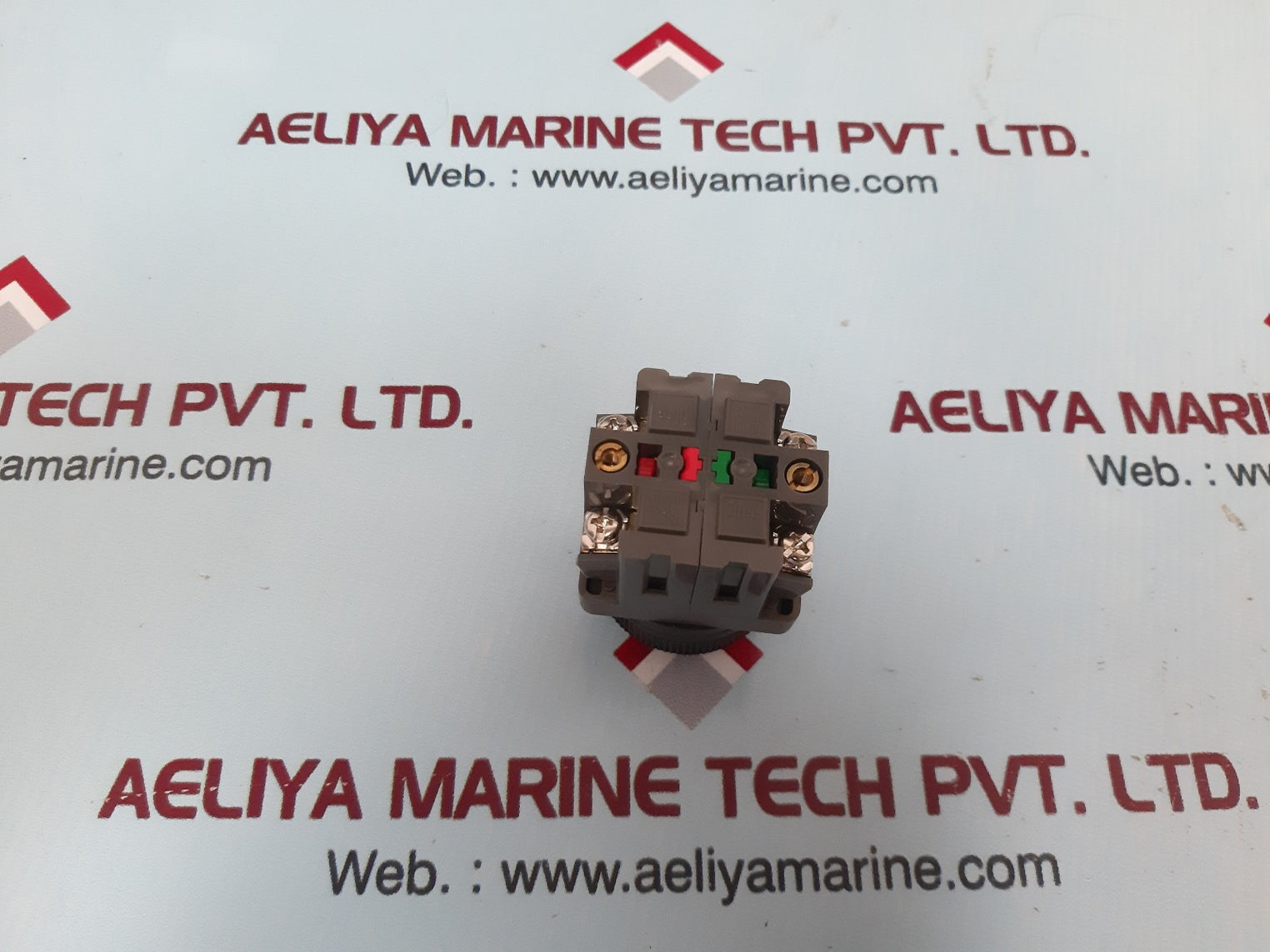 Idec 41-10650 black push button 125v 5a 300v 3a