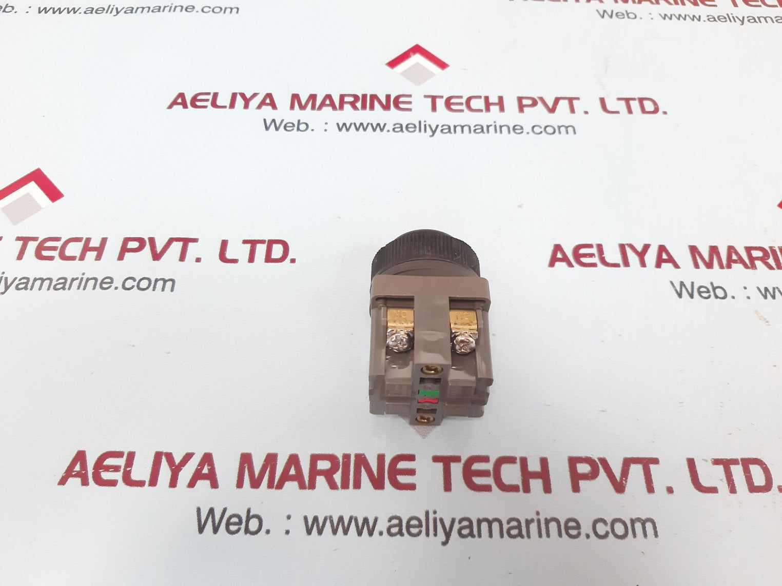 Idec 41-10650 black push button 125v 5a 300v 3a