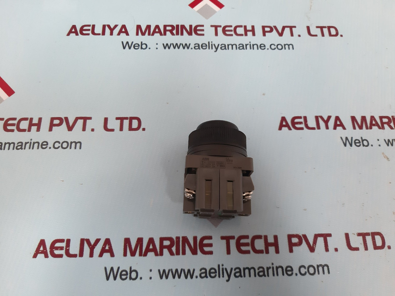 Idec 41-10650 black push button 125v 5a 300v 3a