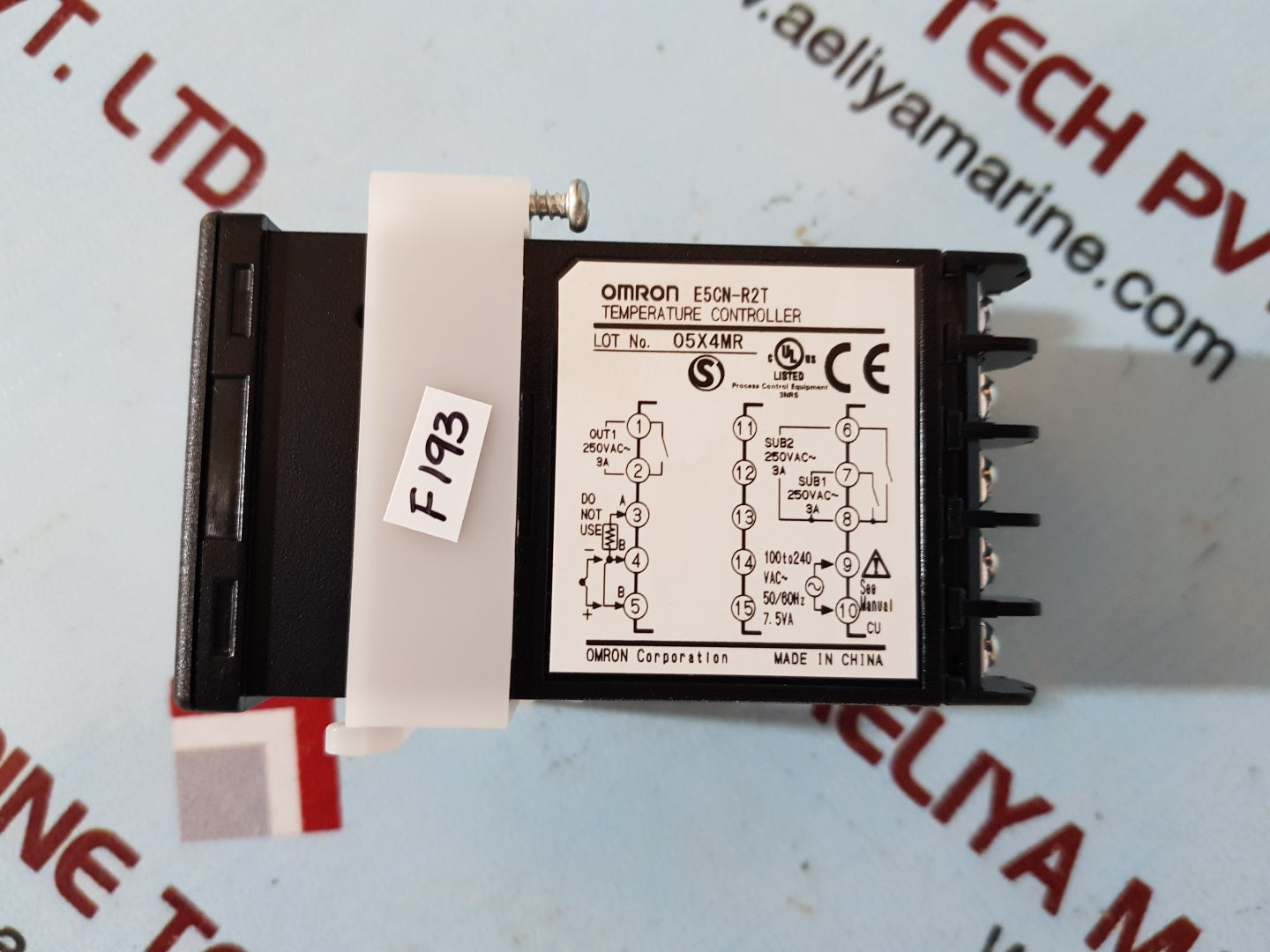 Omron e5cn-r2t temperature controller 100-240vac