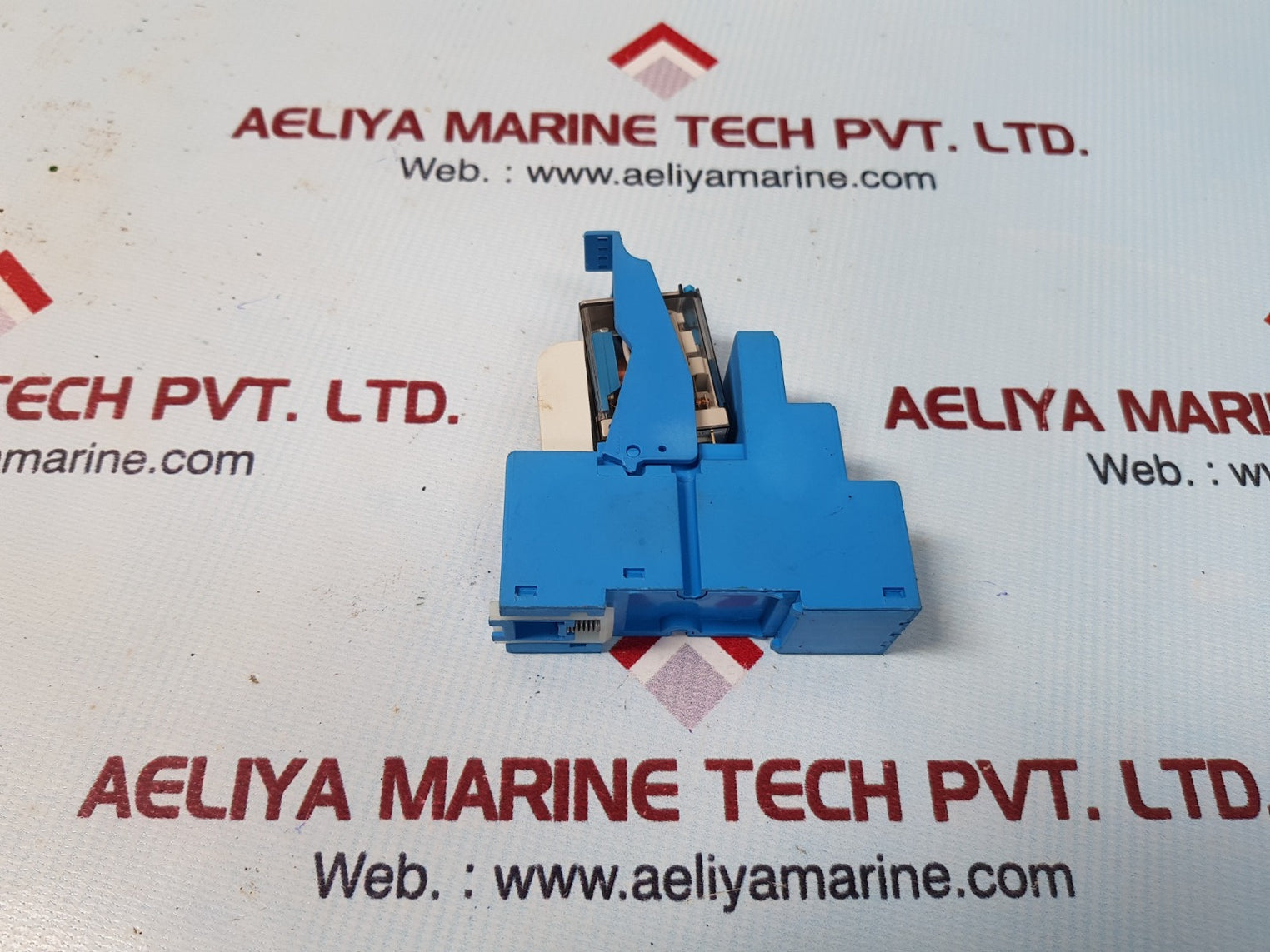 Finder 55.34.9.024.0040 relay with 94-04 socket