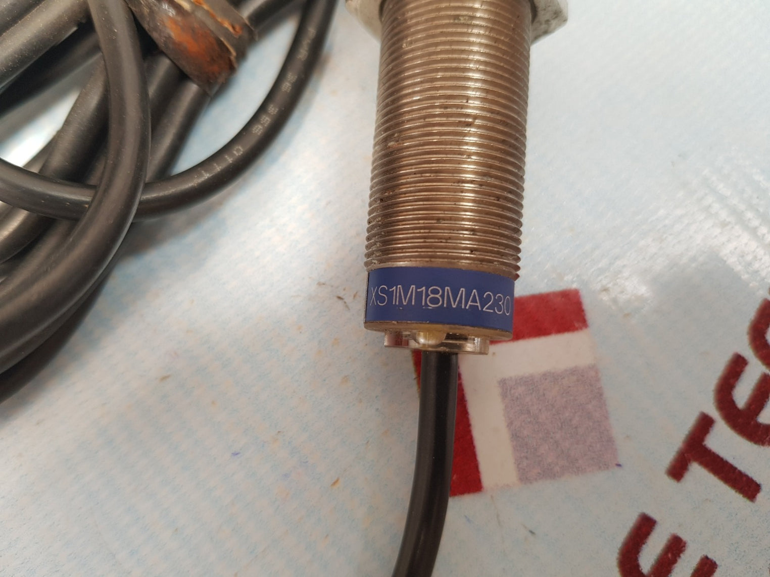 Telemecanique  xs1m18ma230 proximity sensor