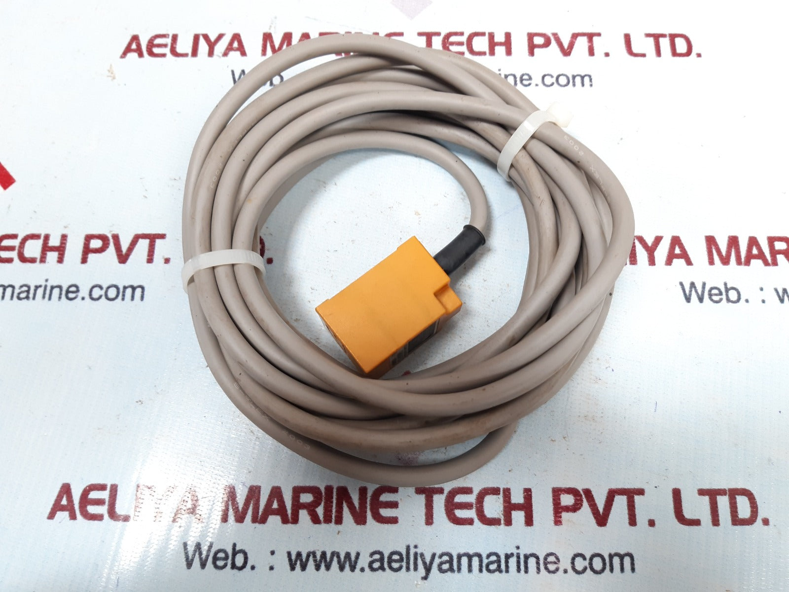 Omron tl-n5me1 proximity switch