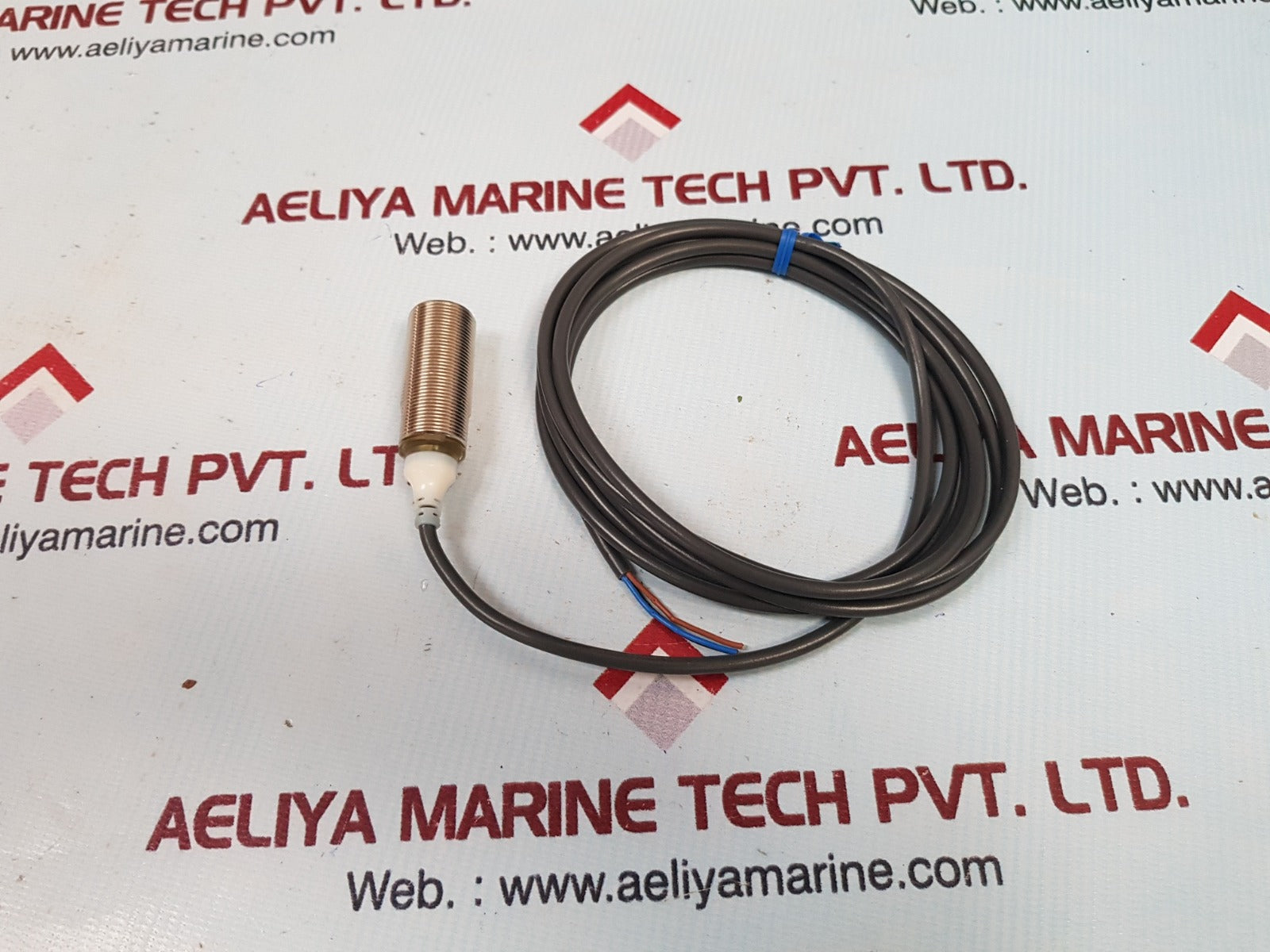 Omron e2a-m18ks08-wp-c2 proximity sensor