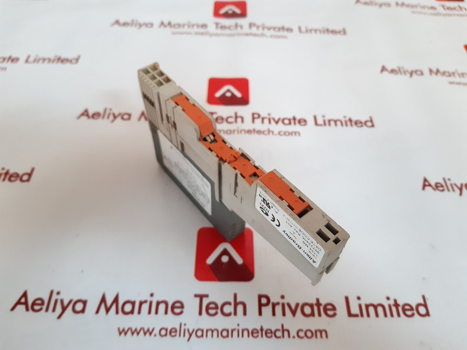 Allen-bradley 1734-ob4e ser.c input module with 1734-mb ser.a mounting base 