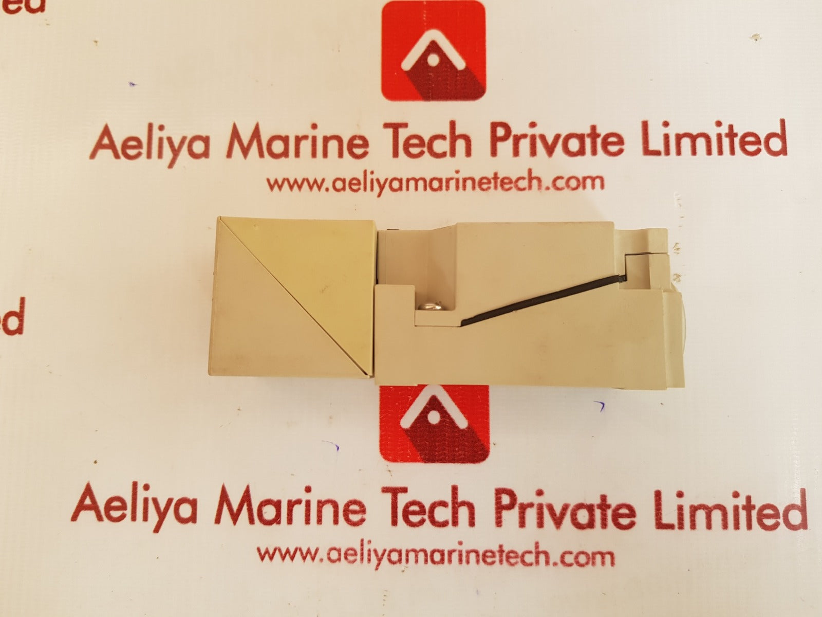 Telemecanique xs7-c40fp260 inductive proximity switch