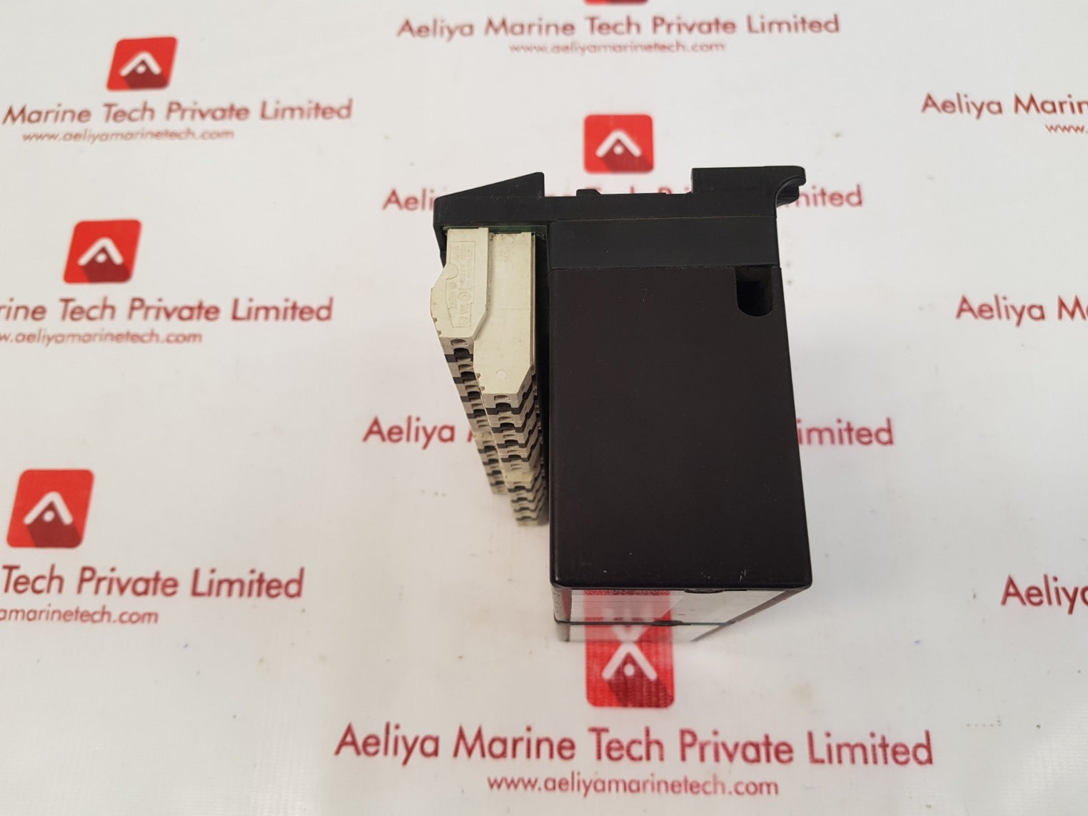 Ge fanuc Ic670alg320j/ic670alg230h output module with ic670chs002e base