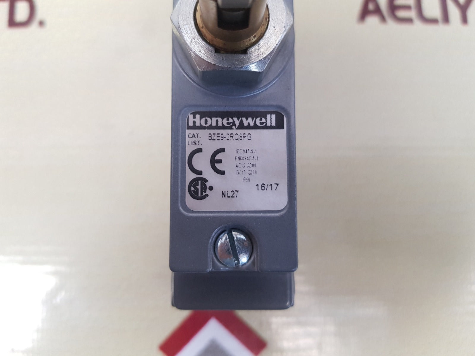 Honeywell bze9-2rq8pg enclosed switch 