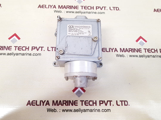 Ccs 604d704 differential pressure switch 4,152,559