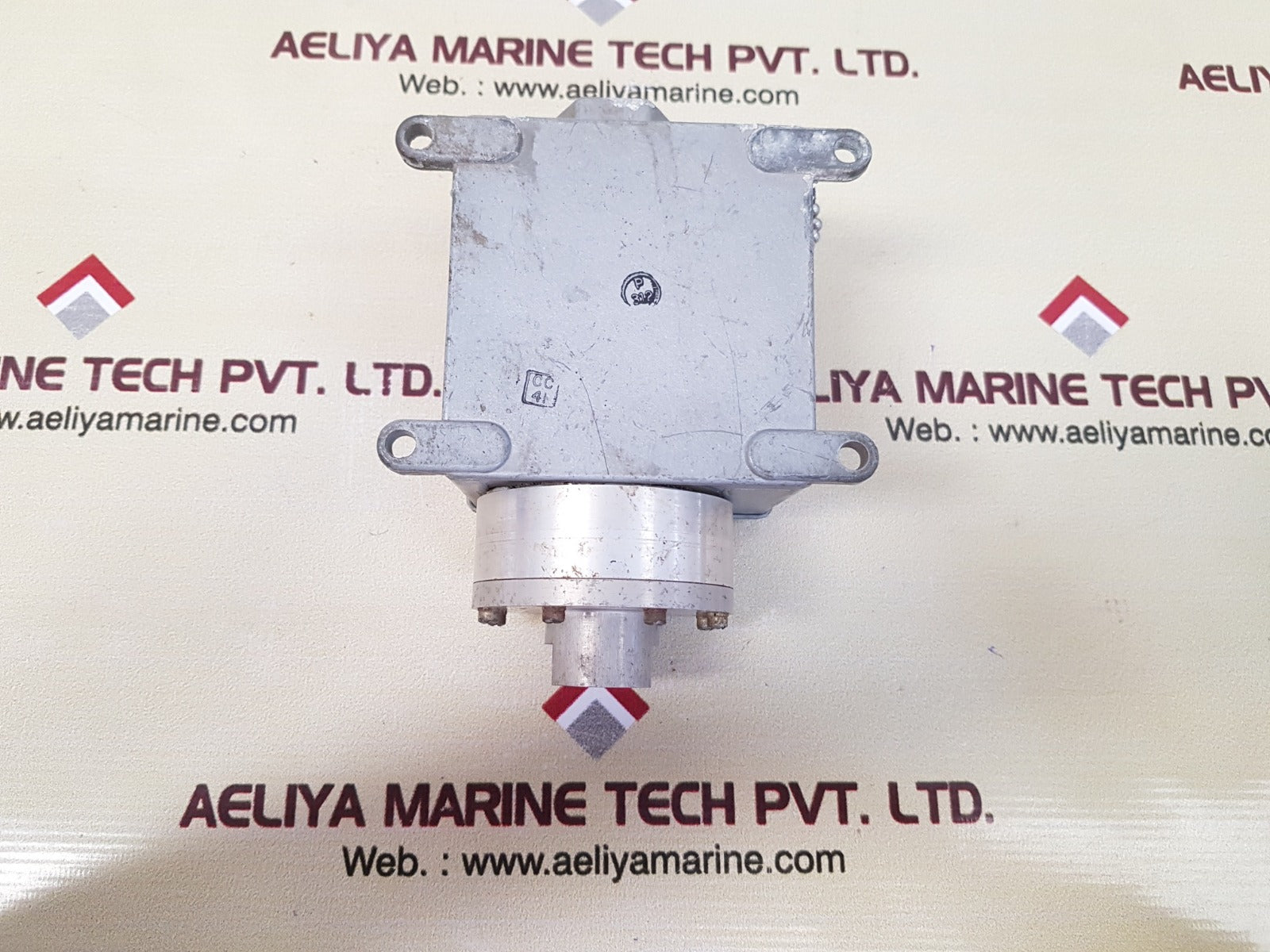 Ccs 604d704 differential pressure switch 4,152,559