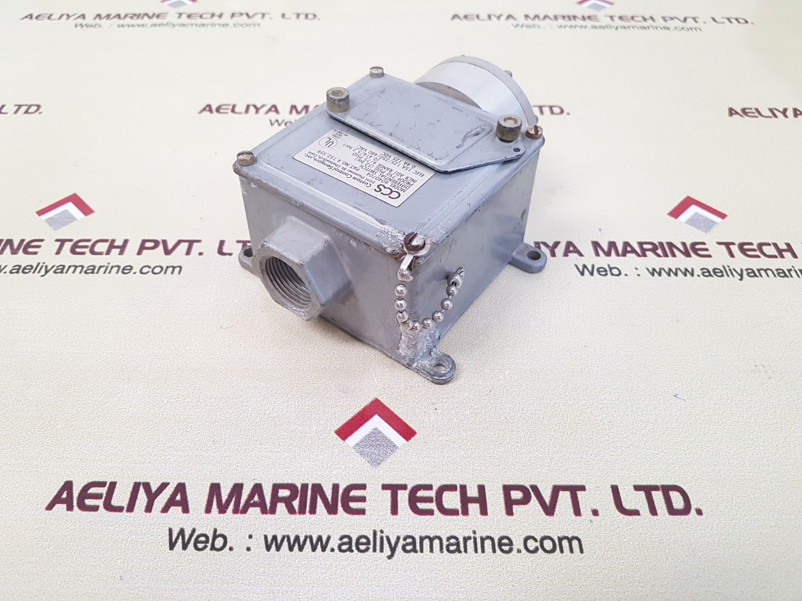 Ccs 604d704 differential pressure switch 4,152,559