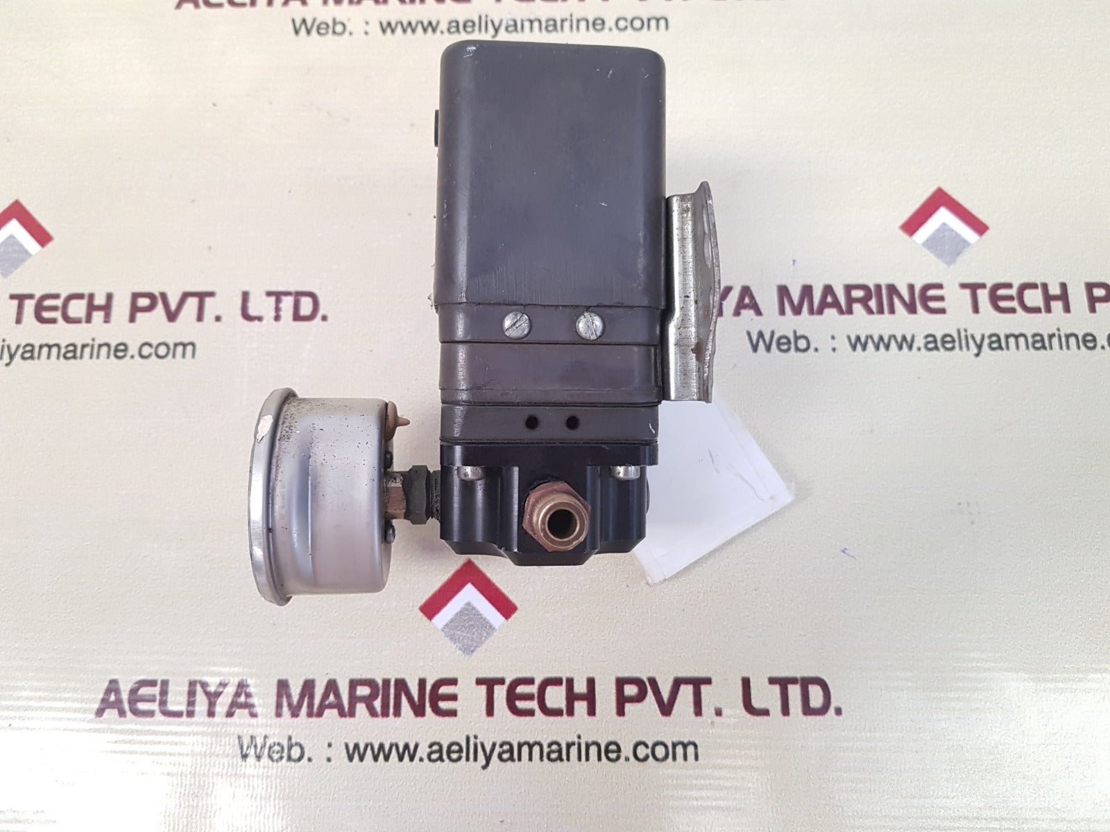 Itt gt2108edxa pneumatic transducer with 0 to 200 kpa/0 to 30 psi meter guage