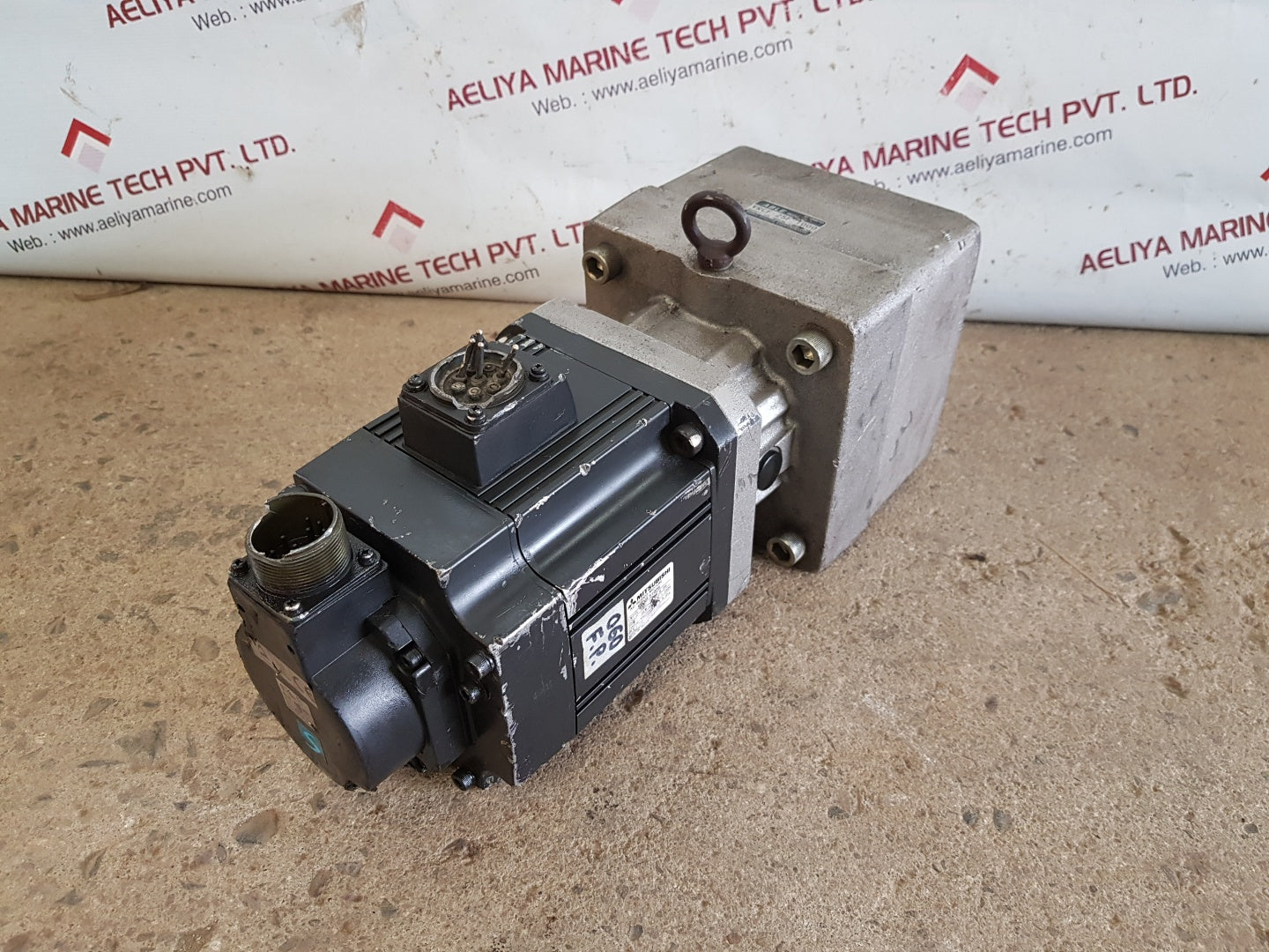 Mitsubishi hg-sr102b ac servo motor with Nidec-shimpo vrcf-25f-1000 able reducer 