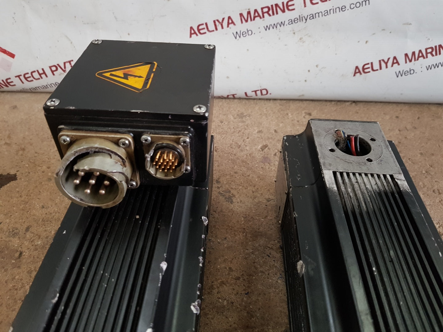 Moog t-1-v8-045-17-00-03 servomotor with alpha lp 120-m01-10-111-000 gear reducer 