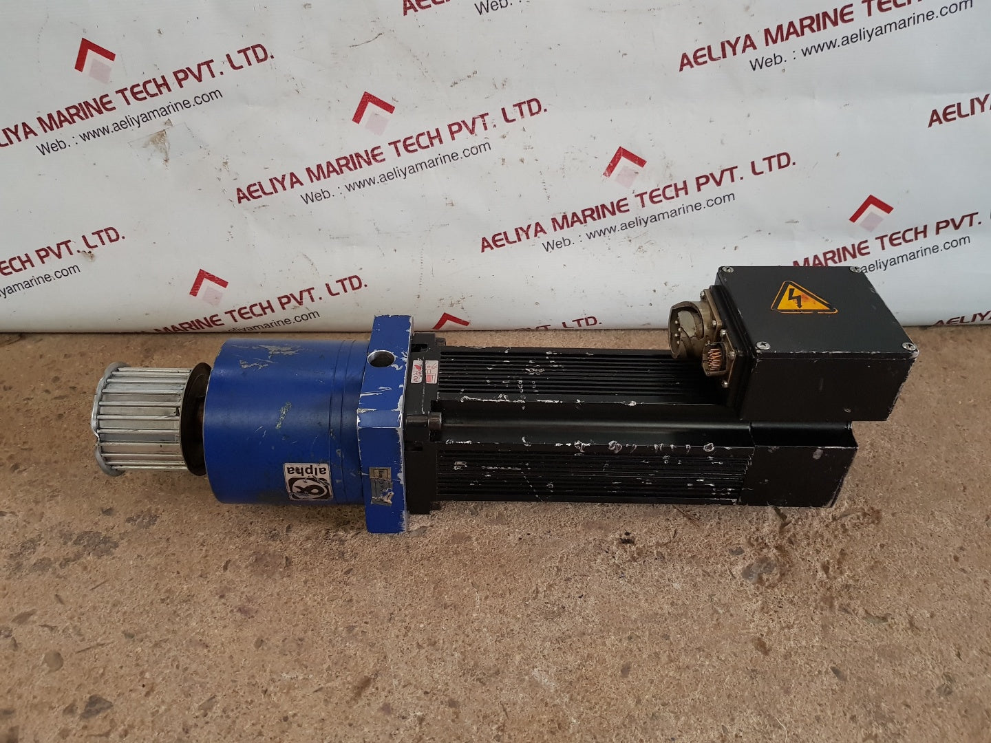Moog t-1-v8-045-17-00-03 servomotor with alpha lp 120-m01-10-111-000 gear reducer 