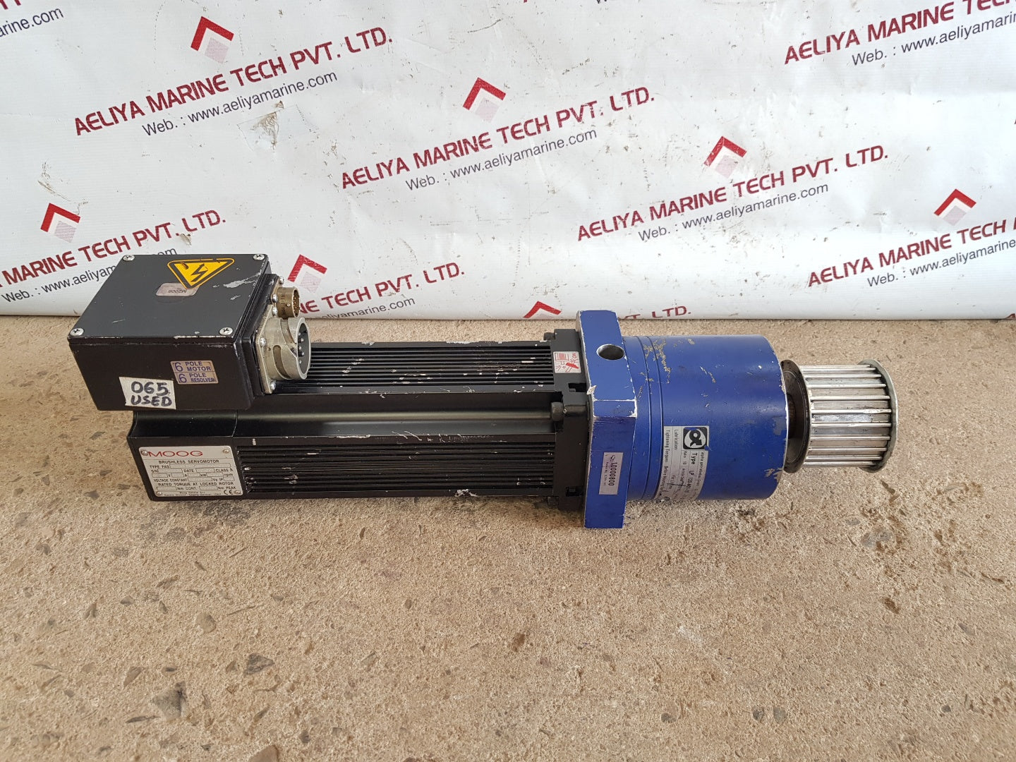 Moog t-1-v8-045-17-00-03 servomotor with alpha lp 120-m01-10-111-000 reducer 