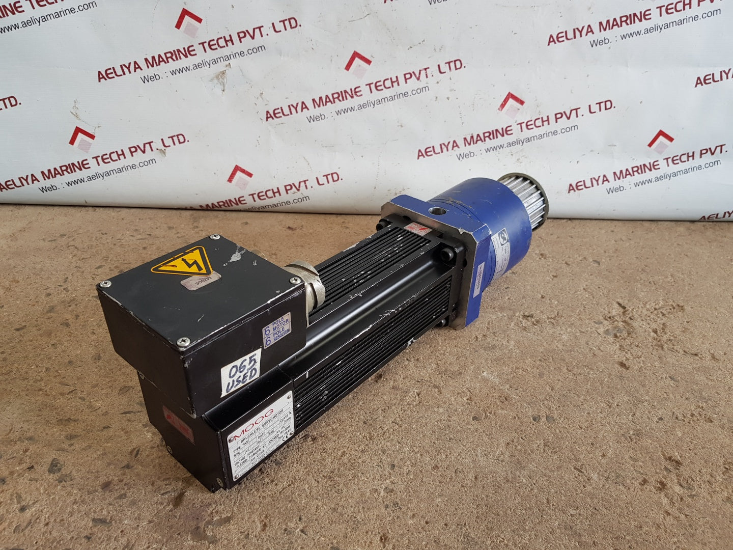 Moog t-1-v8-045-17-00-03 servomotor with alpha lp 120-m01-10-111-000 reducer 