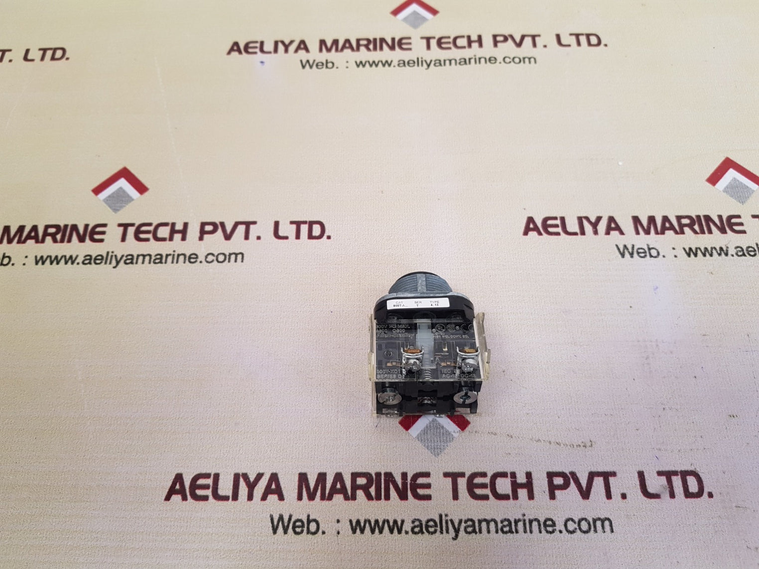 Allen- bradley 800t-xd1 contact block with 800t-a pushbutton 