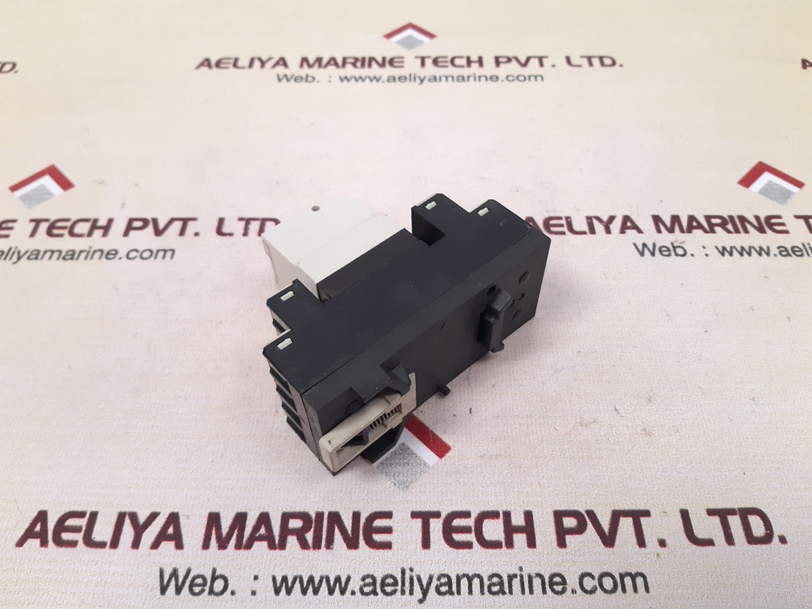 Telemecanique rhn 412b switching relay with base 