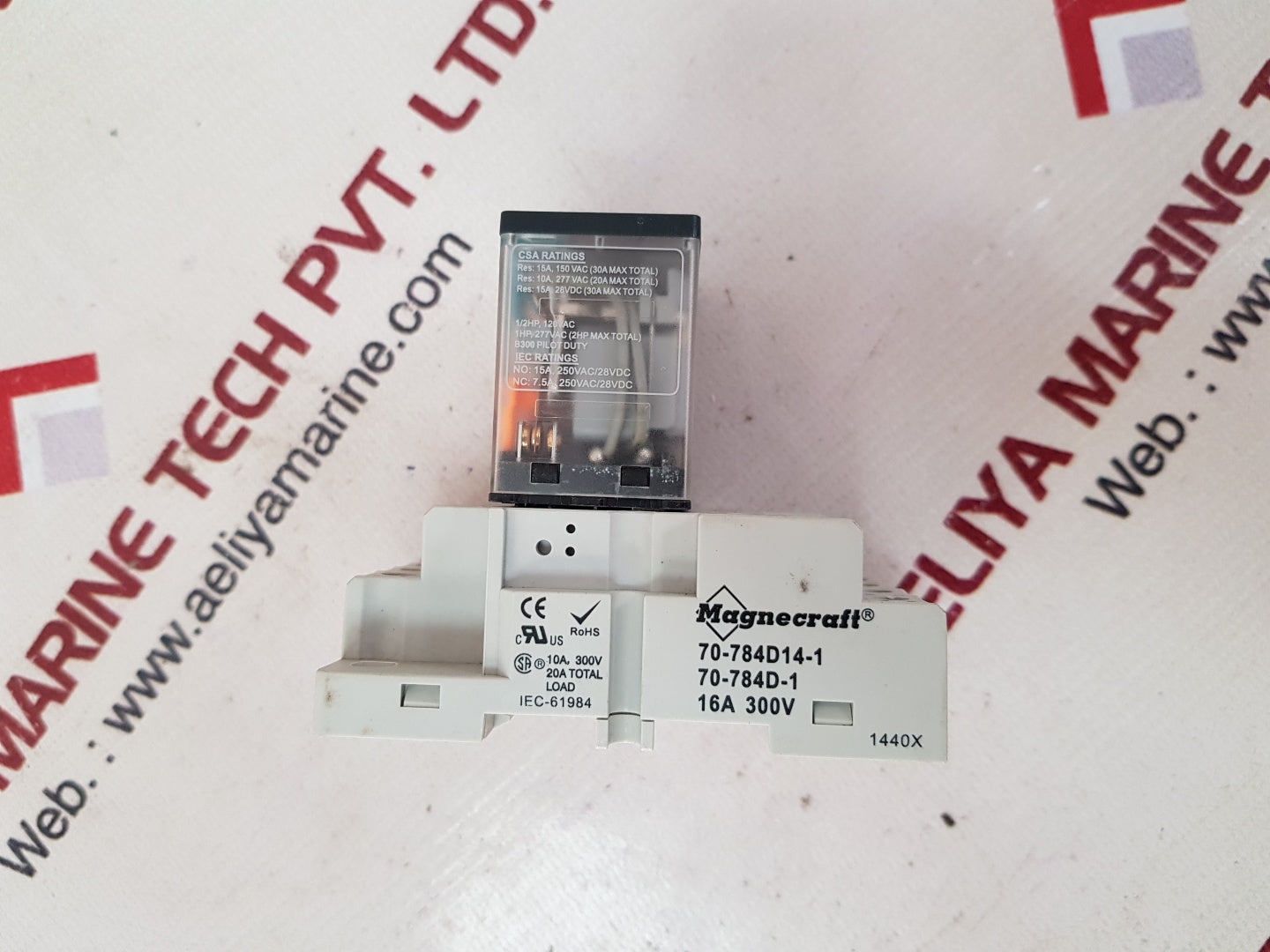 Schneider 784xdxm4l-24d relay with magnecraft 70-784d14-1 relay base 