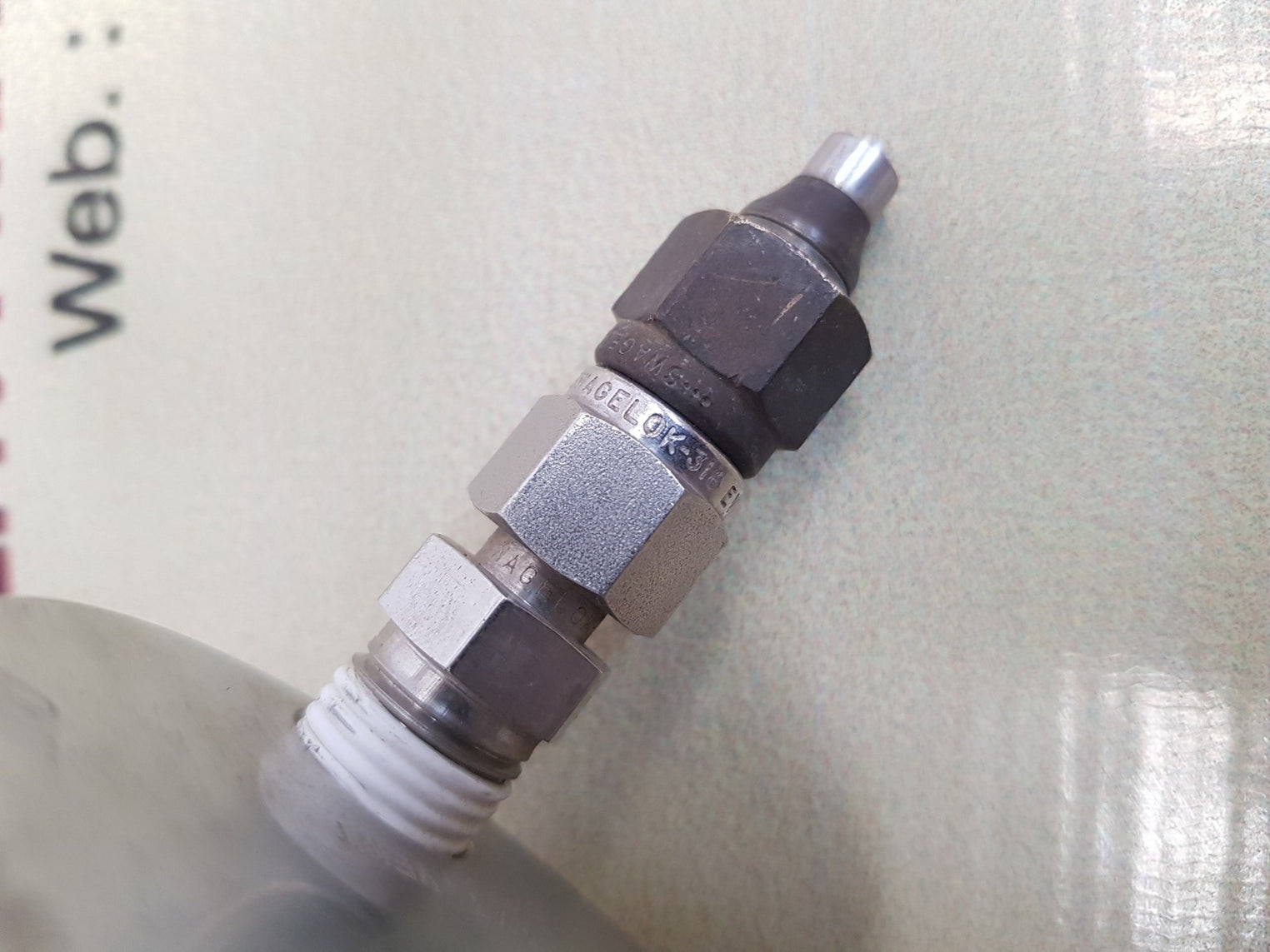 Tescom er-2000-2+54-2025y24a-021 pressure regulator