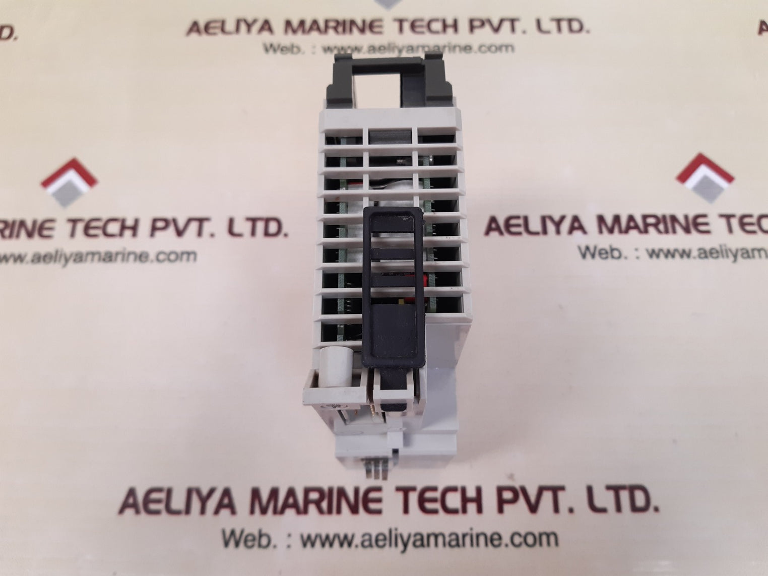 Schneider as-bdau-208 analog output module 