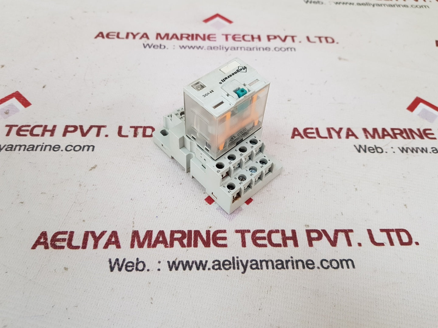 Magnecraft 784xdxm4l relay with 70-784d14-1 base 