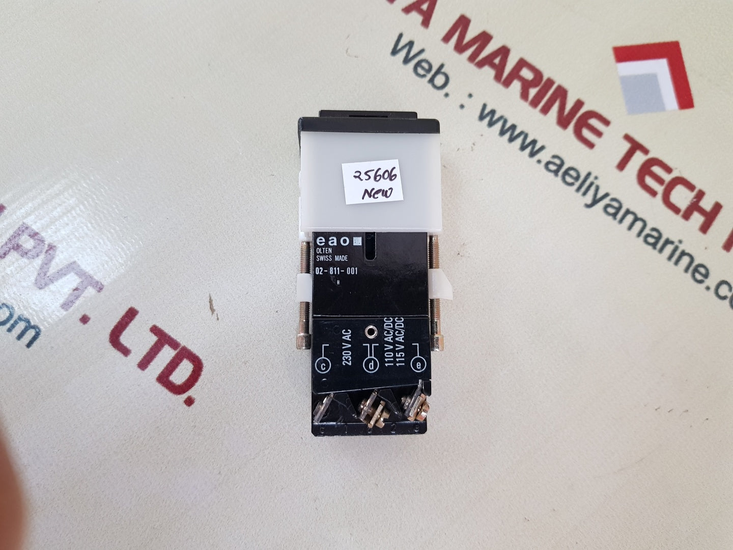 Eao 02-811-001 pushbutton switch