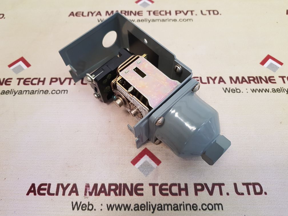 Allen-bradley 836-c3 ser.a pressure switch 80 psi/5.5bar