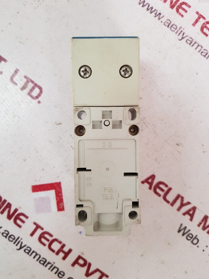 Telemecanique xs7-c40pc440 proximity switch
