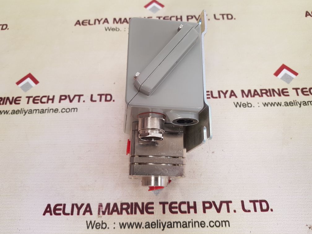Danfoss cas 155 060-3130 pressure switch 
