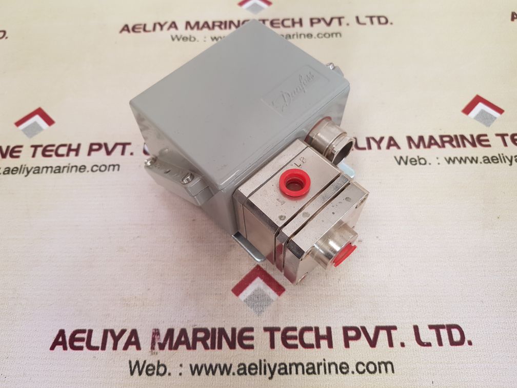 Danfoss cas 155 060-3130 pressure switch 
