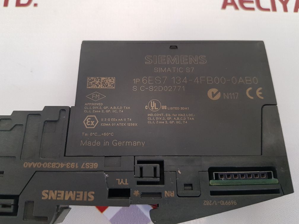 Siemens 6es7 134-4fb00-0ab0 input module with 6es7 193-4cb30-0aa0 base