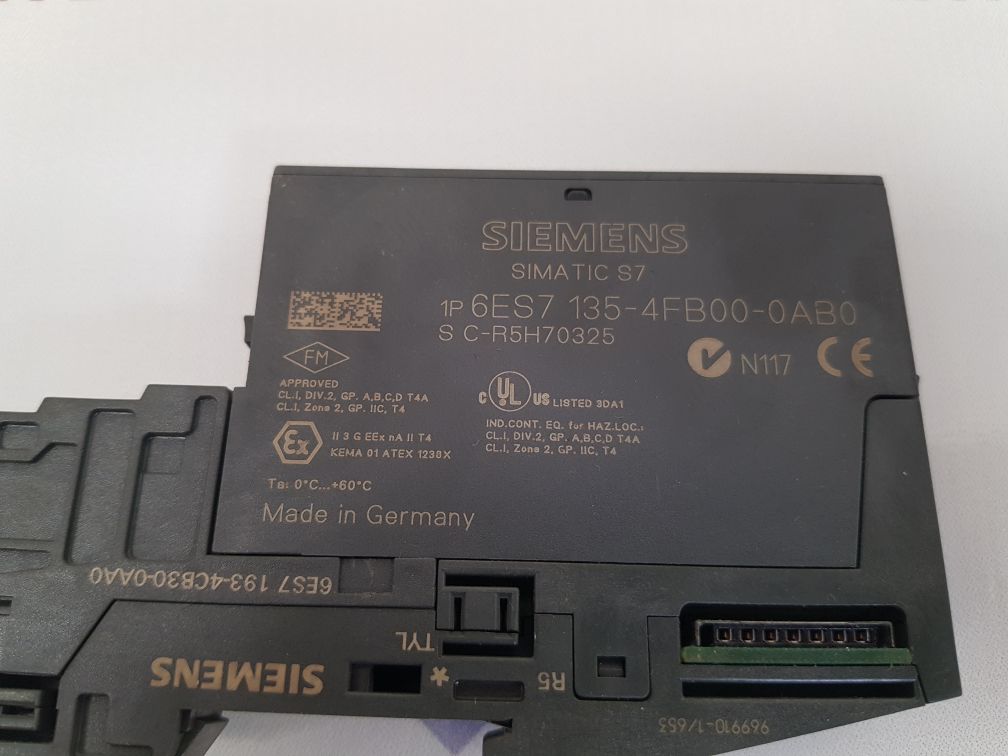 Siemens simatic s7 6es7 135-4fb00-0ab0 output module with 6es7 193-4cb30-0aa0