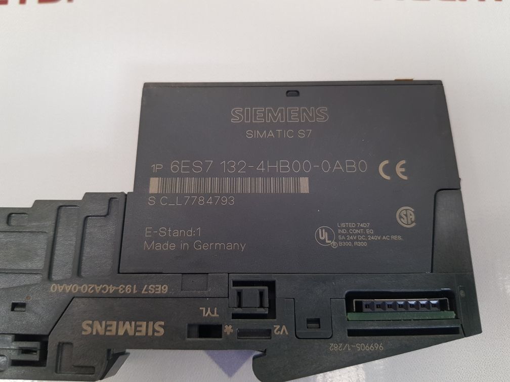 Siemens 6es7 132-4hb00-0ab0 output module with 6es7 193-4ca20-0aa0