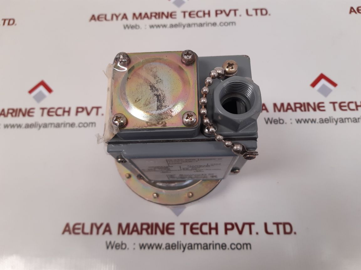 Square d class 9016 gaw-1 series c vacuum switch 
