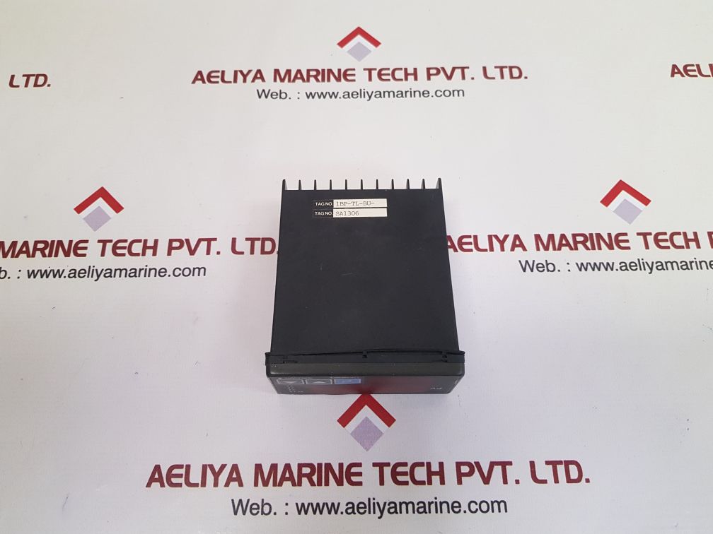Yokogawa um330-00 digital temperature indicator style: s3