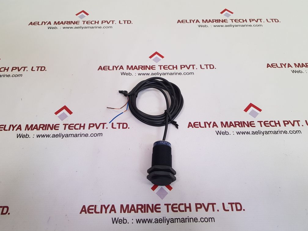 Telemecanique xs4p30mb230 proximity switch sensor