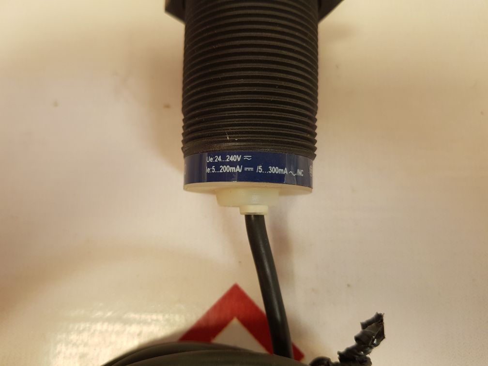 Telemecanique xs4p30mb230 proximity switch sensor
