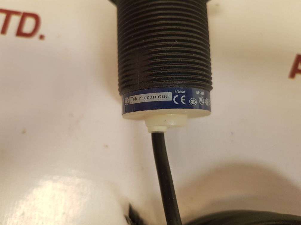 Telemecanique xs4p30mb230 proximity switch sensor