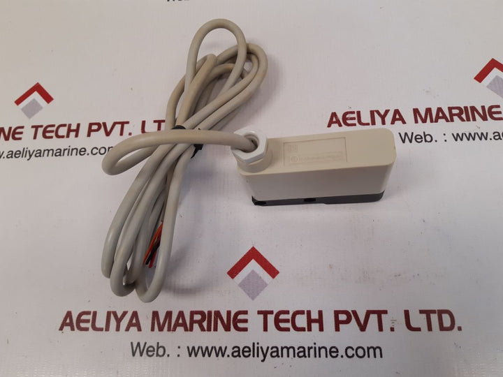 Telemecanique xug-f04031 optical sensor